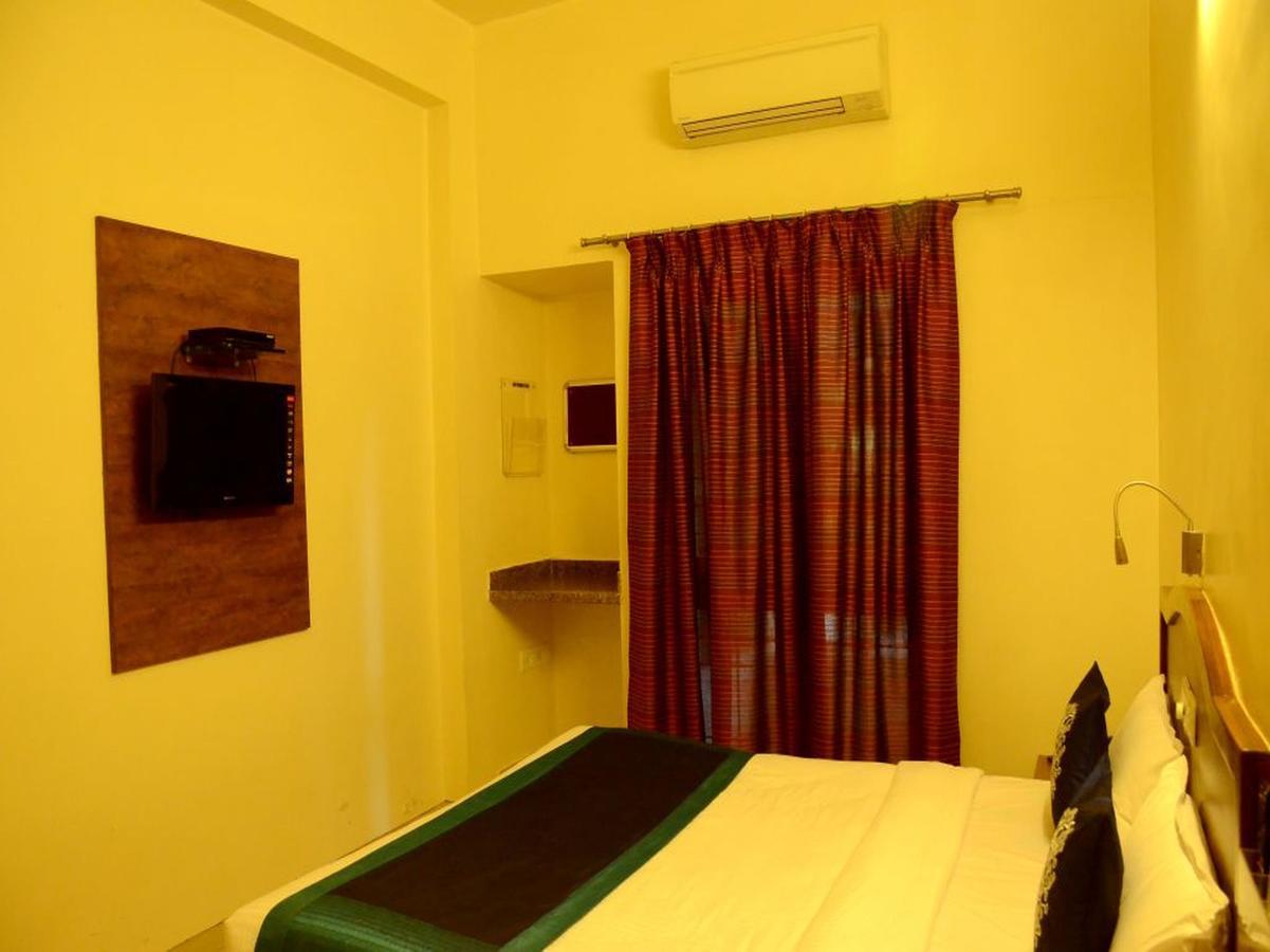 Hotel Ashiyana Пуна Экстерьер фото